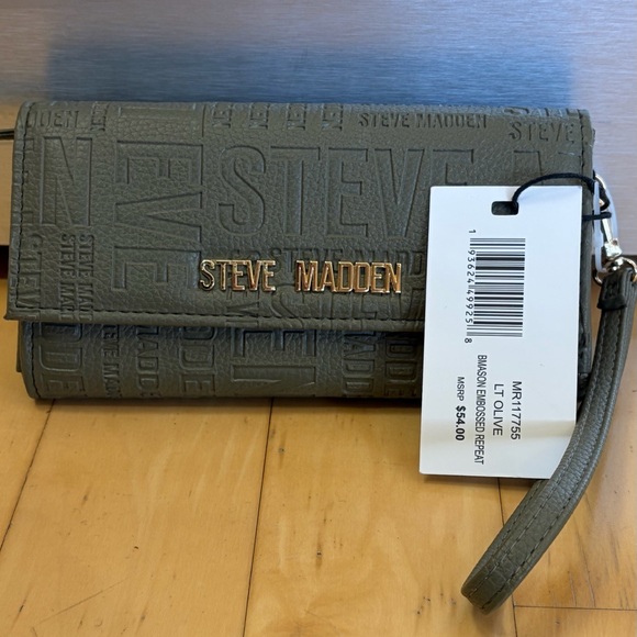 Steve Madden Handbags - Steve Madden Olive Embossed Wristlet